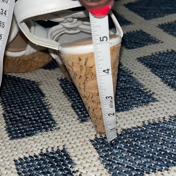 Shoedazzle white wedges size 6 - Picture 8 of 9